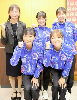 全国大会に向けて意気込む兵庫大女子駅伝部のメンバーら＝加古川市役所