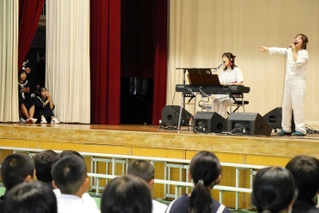 創立５０周年を記念して開かれた音楽デュオ「花＊花」のコンサート＝鹿島中学校