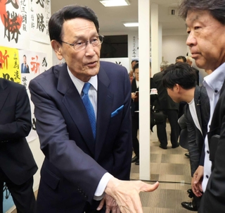 事務所に集まった人たちと握手を交わす渡海紀三朗氏＝２７日夜、加古川市加古川町寺家町（撮影・田中朋也）