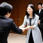岡田康裕市長から教育委員の辞令交付を受ける小林祐梨子さん（中央）＝加古川市役所
