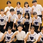 稲美中生徒会のメンバー。親指を曲げる仕草は能登でボランティアセンターの人に教わった「能登半島ポーズ」＝稲美町コミニュティセンター