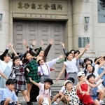 昭和レトロを主題にした高砂市のＰＲ動画。趣深い高砂商工会議所前などで撮影した＝高砂市高砂町北本町