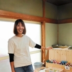 私設公民館「ピース」を運営する３児の母、村松真由佳さん＝高砂市米田町塩市