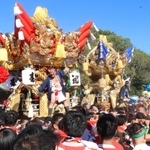 豪快な練り合わせを披露する各地区の屋台＝高砂市曽根町、曽根天満宮