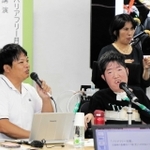 人工呼吸器を使う山崎友輔さん（右）が災害時の懸念や周りの人に望むことを語った講演会＝高砂市立図書館