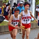 男子・東播磨の１区前田浬選手（右）がたすきを２区黒嶋桂選手につなぐ＝西脇市西脇