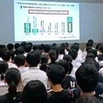 自治体の選挙管理委員会は若年層を対象に選挙啓発に取り組む。加古川東高校の３年生に向けて開催された主権者教育＝加古川市加古川町粟津（同校提供）