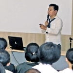 高校生らに投票の意義などについて語る名古屋経済大の高橋勝也教授＝加古川東高校