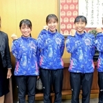 全国大会に向けて意気込む兵庫大女子駅伝部のメンバーら＝加古川市役所