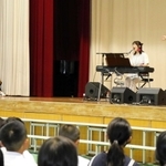 創立５０周年を記念して開かれた音楽デュオ「花＊花」のコンサート＝鹿島中学校