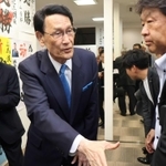 事務所に集まった人たちと握手を交わす渡海紀三朗氏＝２７日夜、加古川市加古川町寺家町（撮影・田中朋也）
