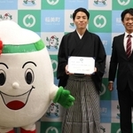 稲美町をＰＲするふるさと大使に任命された旭堂南歩さん（中央）＝稲美町役場（同町提供）