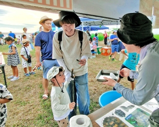 「いなみ野水辺の里公園」の夏祭りでミシシッピアカミミガメの唐揚げが提供された。行列ができる人気ぶりだった＝稲美町岡（環境ユーイングてんま提供）