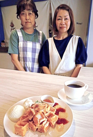 食べやすくカットした米粉ワッフルと（左から）佐々木亜由美さんと深堀晶美さん＝加古川市加古川町良野、まちの保健室カフェおはな