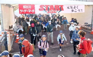 続々とスタートする参加者たち＝加古川市加古川町北在家、加古川市役所前