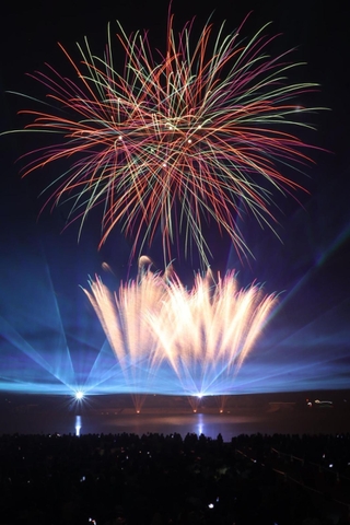 音楽に合わせて夜空を彩る花火と光線＝高砂市高砂町向島町、県立高砂海浜公園