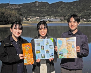新しくなった「志方西てくてくマップ」を手にイベントをＰＲする（右から）岡田勘三郎さん、山木茉穂さん、峯松優菜さん＝加古川市志方町原