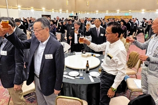 乾杯をする加古川東高校の卒業生ら＝東京都千代田区