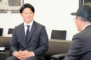プロ野球ＤｅＮＡのドラフト１位指名を報告する三菱重工Ｗｅｓｔの竹田祐投手＝高砂市役所