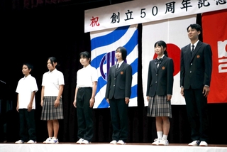 創立５０周年式典で、来春から採用される新制服が紹介された＝加古川市東神吉町神吉