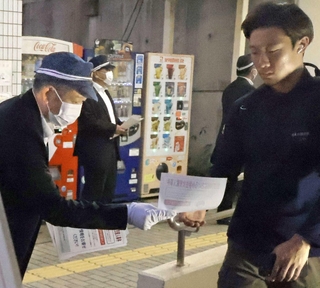 事件が起きた１０月１６日前後には毎年、情報提供を求める活動が展開された＝２０２３年、山陽電鉄別府駅前