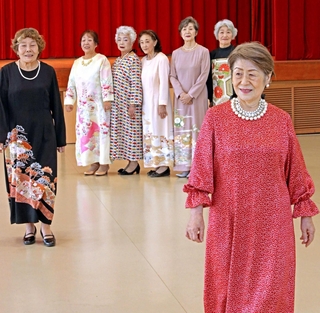 着物をリメークした服を着て歩くファッションショーの練習＝播磨町東本荘１、中央公民館