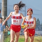 女子・東播磨の１区王野遥選手（左）からたすきを受け取る２区長野紗弥選手＝丹波篠山市内（撮影・笠原次郎）
