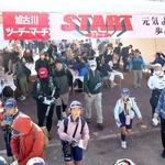 続々とスタートする参加者たち＝加古川市加古川町北在家、加古川市役所前