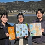新しくなった「志方西てくてくマップ」を手にイベントをＰＲする（右から）岡田勘三郎さん、山木茉穂さん、峯松優菜さん＝加古川市志方町原