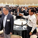乾杯をする加古川東高校の卒業生ら＝東京都千代田区