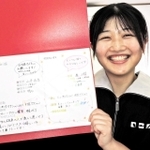 学生の村民票のサンプルを手に説明する山本春香さん＝加古川市志方町広尾