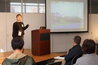 東播磨未来１００人会議の参加者に向けて発表する藤本里世さん＝加古川市加古川町寺家町