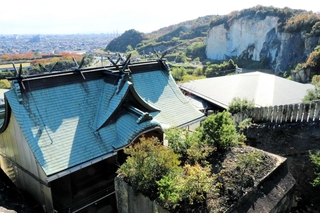 石の宝殿（手前）周辺の木を伐採するなどの整備が行われた＝高砂市阿弥陀町生石