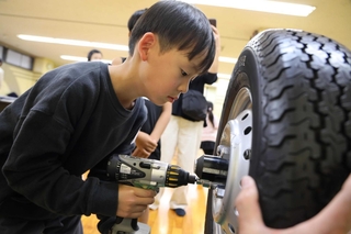 軽自動車のタイヤのナットを締めた＝高砂市高砂町朝日町１