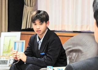 全中の２００メートル背泳ぎで優勝した加古川中２年の浜口敬選手＝加古川市役所
