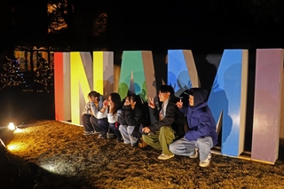 「ＩＮＡＭＩ」のオブジェ。来場者たちは工夫を凝らして写真撮影に挑んでいた＝稲美町国安