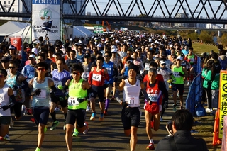冬晴れの下、一斉にスタートするランナー＝加古川市加古川町