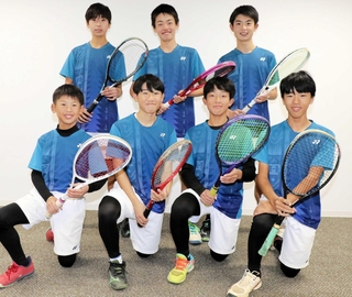 県中学校ソフトテニス新人選手権大会で団体戦２位となり近畿大会へ出場する宝殿中男子ソフトテニス部員＝高砂市役所