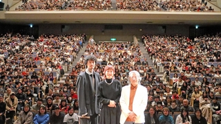 「夢みる給食」上映会のトークショーに登場した上野樹里さん（中央）と斎藤工さん（左）、オオタヴィン監督＝加古川市民会館