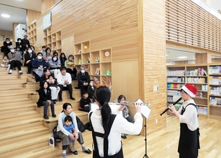 両荘みらい学園の学校図書館の大階段で催されたコンサート＝加古川市平荘町山角