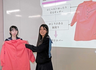スタートアップチャレンジ甲子園で「ベストチャレンジングアワード」を受賞した加古川東高校の鳴瀧葵さん（左）と生駒優奈さん＝加古川市加古川町粟津