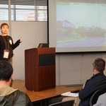 東播磨未来１００人会議の参加者に向けて発表する藤本里世さん＝加古川市加古川町寺家町