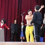 子どもたちとつくる「米田新喜劇」でお決まりのネタを披露する吉田裕さん＝高砂市米田町米田