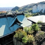 石の宝殿（手前）周辺の木を伐採するなどの整備が行われた＝高砂市阿弥陀町生石