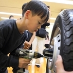 軽自動車のタイヤのナットを締めた＝高砂市高砂町朝日町１