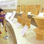 行者塚古墳から出土した大小様々な遺物が並ぶ会場＝加古川市平岡町新在家