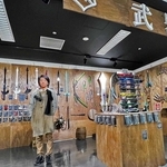 サブカルチャーの聖地・秋葉原にオープンした「タクミアーマリー」と折井匠社長＝東京都千代田区外神田１（匠工芸提供）