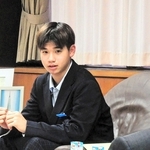 全中の２００メートル背泳ぎで優勝した加古川中２年の浜口敬選手＝加古川市役所
