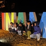 「ＩＮＡＭＩ」のオブジェ。来場者たちは工夫を凝らして写真撮影に挑んでいた＝稲美町国安