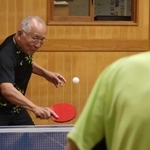 全日本卓球選手権大会マスターズの部で３位に輝いた楞野米次さん。約１０年前から週２回、丸山卓球場で練習に励む＝加古川市志方町広尾